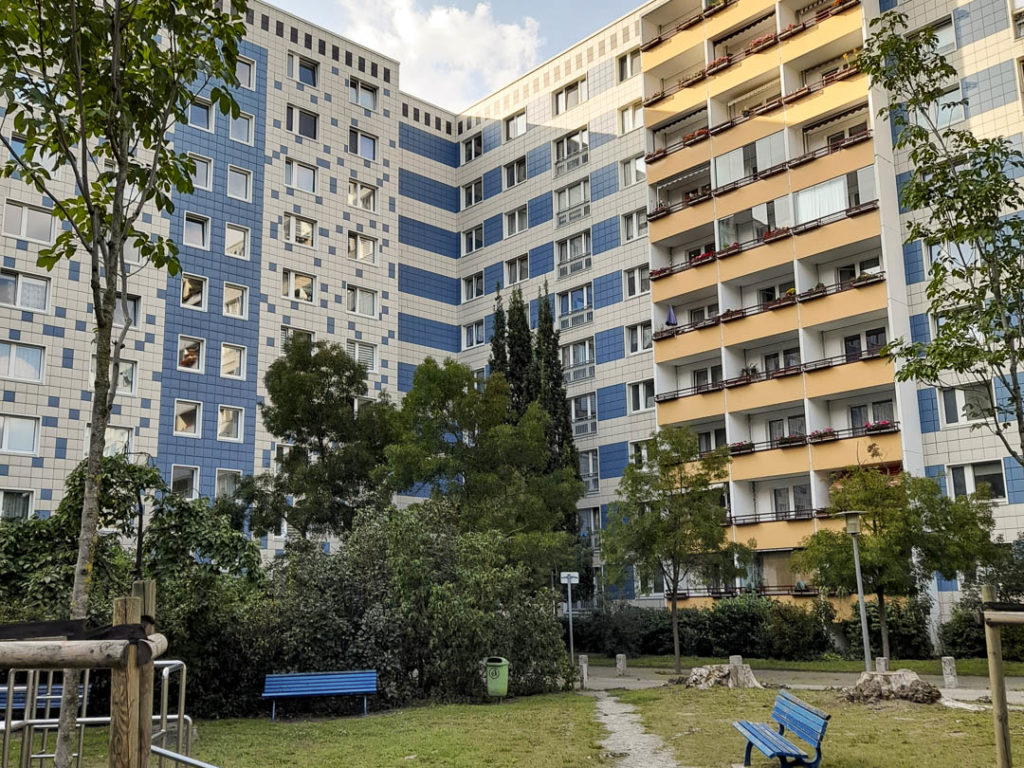 Der Innenhof eines Wohnkomplexes in der Großwohnsiedlung Allende-Viertel in Berlin-Köpenick