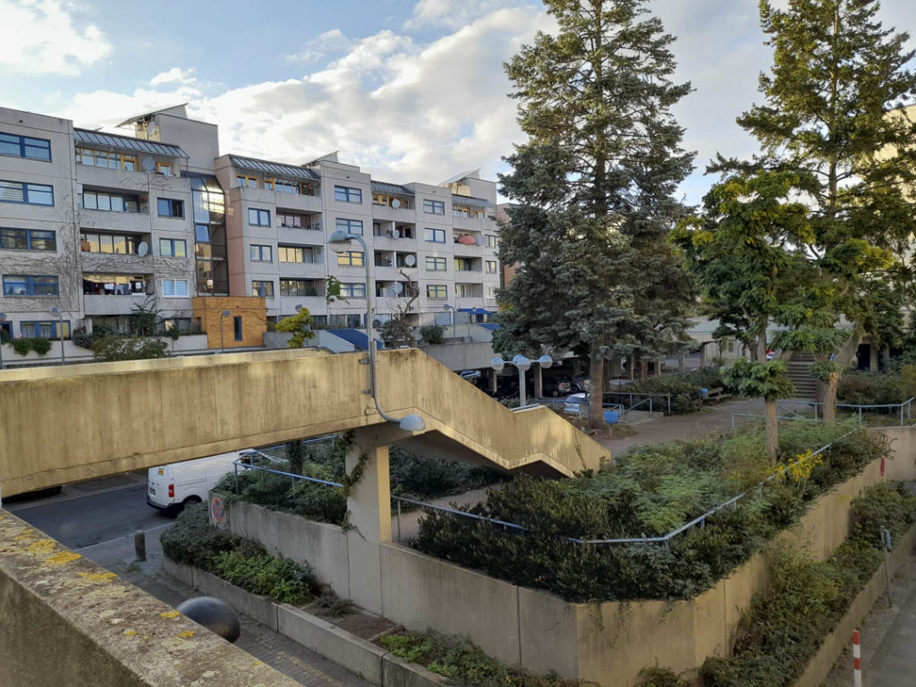 Foto der High-Deck-Siedlung in Neukölln. Die höher gelegte Fußgängerebene und die Straße darunter sind hier gut zu sehen.