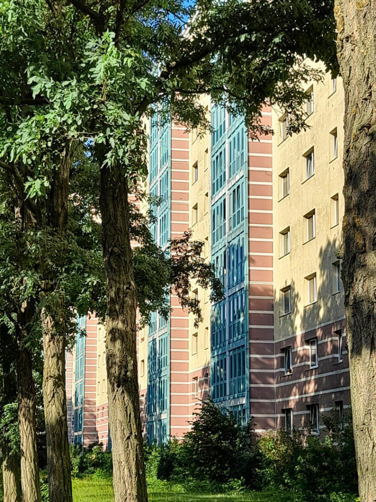 Foto einer bunten Hochhaus-Fassade in Marzahn