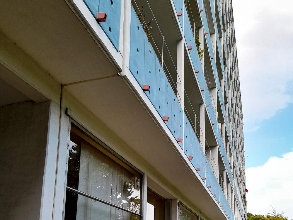 Schwedenhaus im Berliner Hansaviertel, Architekten: Fritz Jaenicke, Sten Samuelson, Seite mit blauen Balkonen und roten Wasserrinnen