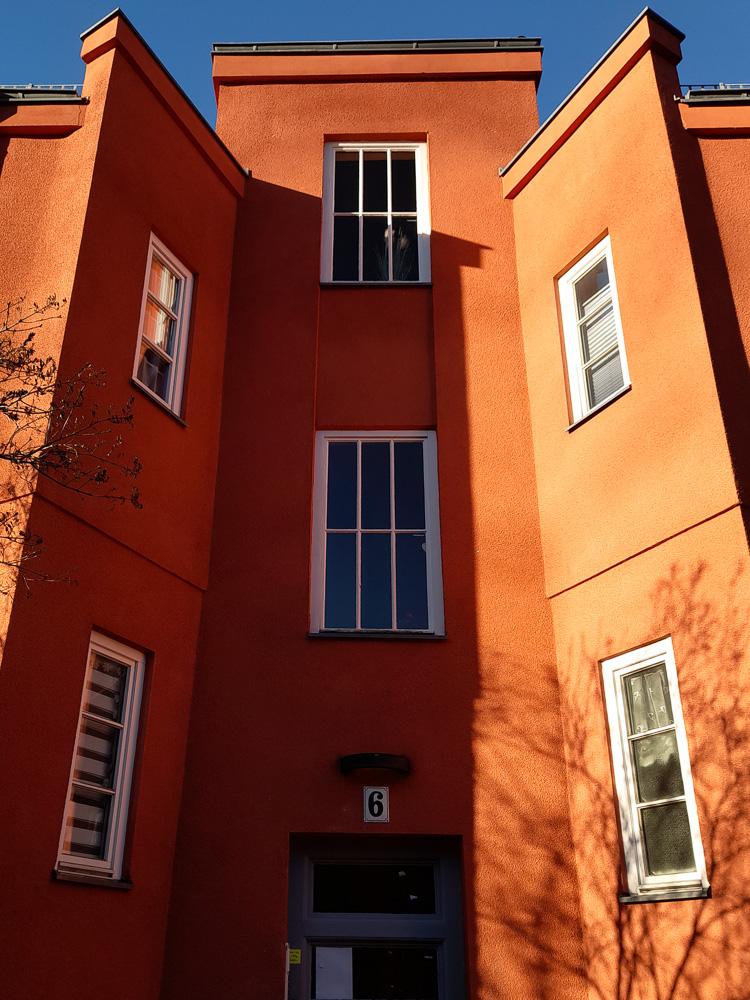 Foto des Eingangs eines roten Hauses in der Berliner Splanemannsiedlung,